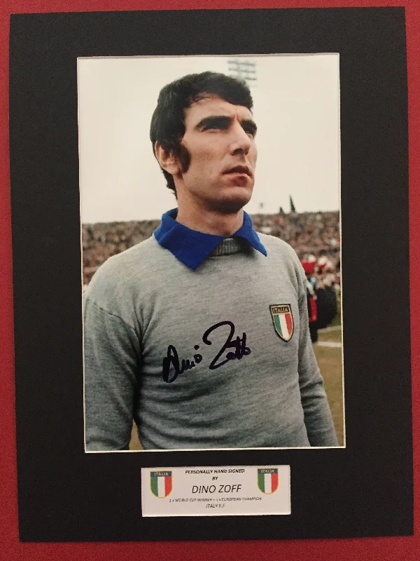 DINO ZOFF - SIGNERT BILDE MED EKTEHETSBEVIS/COA