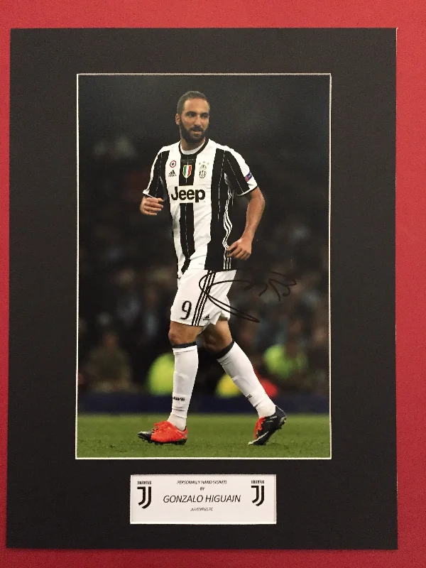 GONZALO HIGUAIN - SIGNERT BILDE MED EKTEHETSBEVIS/COA